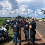 Policiais na tarde deste sábado em ocorrência na BR-163