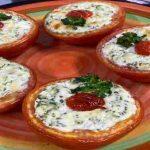 Tomate recheado com creme de ricota e brócolis