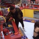 Momento em que Arthur guarda faca durante ataque de Natália