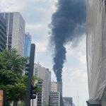 Coluna de fumaça no prédio