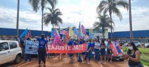 Professores de Dourados durante manifestação iniciada na semana passada