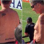 Homem com tatuagem nazista