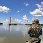 Os policiais utilizam drones para evitar a pesca com petrechos ilegais em pontos em que os cardumes ficam mais vulneráveis.