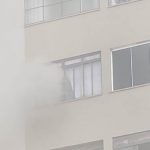 Fumaça toma conta do apartamento