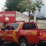 Chamas e fumaça são vistas no local