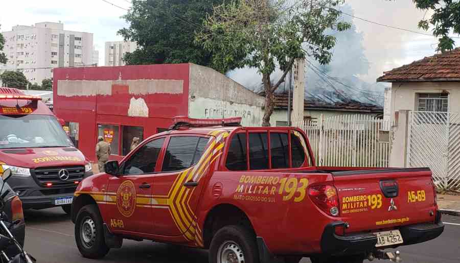 Chamas e fumaça são vistas no local
