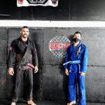 João Vitor (à direita) ao lado de seu professor.