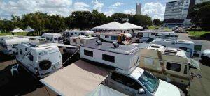 Motorhomes estão estacionados ao lado do Parque das Nações Indígenas