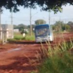 Veículo ficou atolado próximo ao ponto de ônibus.
