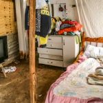 Casa tem apenas um cômodo e abriga mãe e filho há nove meses.