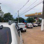 Carros formam filas para abastecer antes de aplicação do reajuste