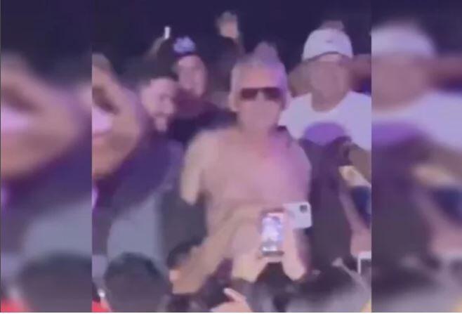 Momento que o prefeito fica sem camisa