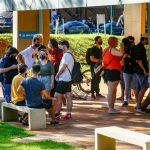Alunos reunidos no 1º dia de aula nesta segunda-feira (7)