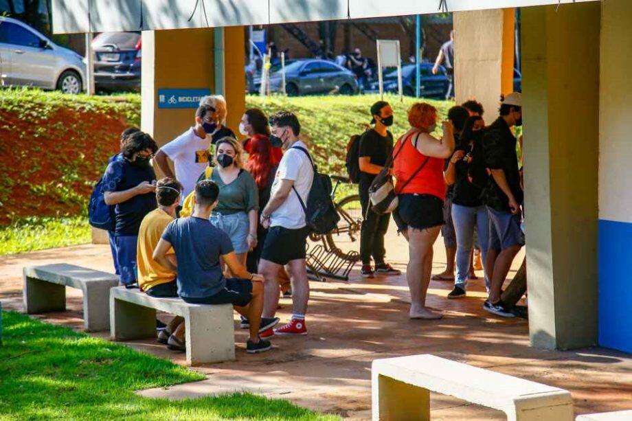 Alunos reunidos no 1º dia de aula nesta segunda-feira (7)