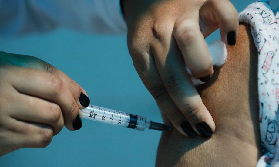 Sems disponibiliza doses para jovens e adultos
