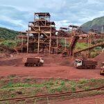 Caminhões recolhem minério de ferro produzido pela Vetorial Mineração em Corumbá.