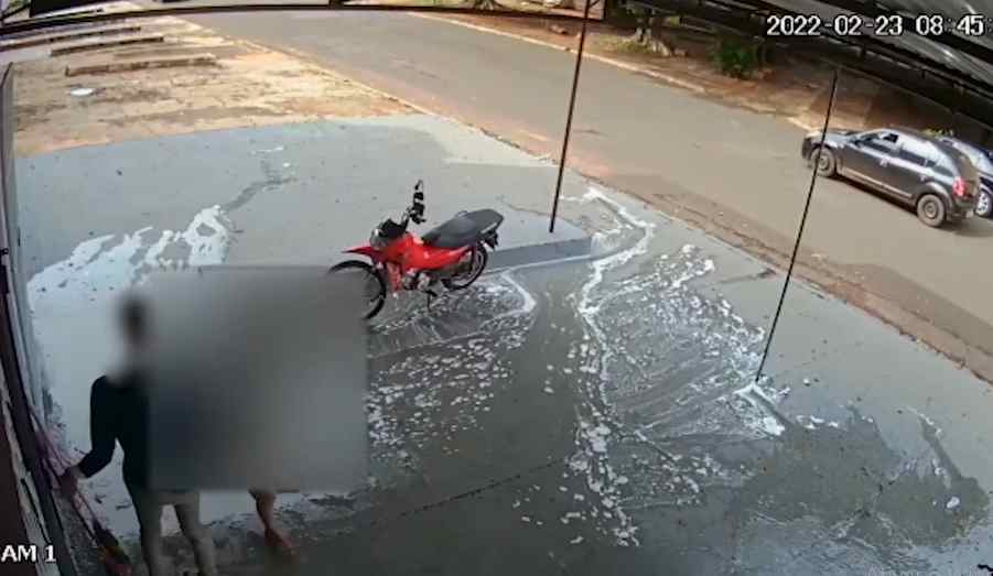 Vítima correu para pedir ajuda e foi socorrida