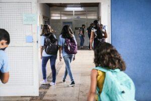 Cerca de 100 mil alunos da rede municipal retornaram para salas de aula.