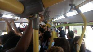 Linhas de ônibus de Campo Grande apresentam lotações e atrasos todos os dias.