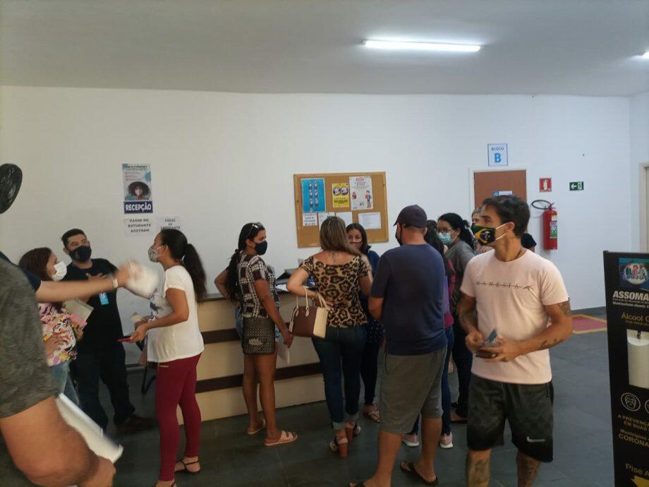 Clientes procuram atendimento na Assetur nesta quinta-feira (17).