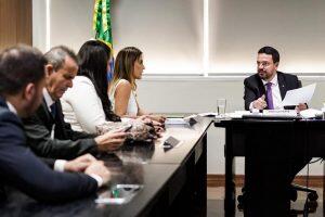 Senadora durante reunião para cobrar repasses à Educação