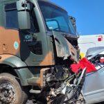 acidente envolvendo carro e caminhão do Exército