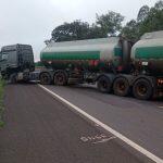 Carreta ficou atravessada na pista após acidente na 267