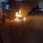 Carro foi destruído pelas chamas