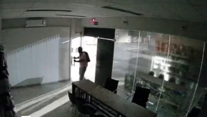 Suspeito de furto flagrado por câmeras de segurança