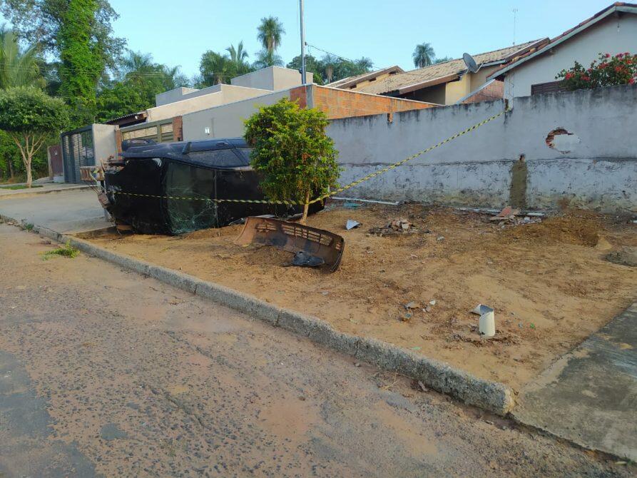 Fiesta ficou destruído após capotagem