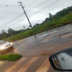 Rua com buracos no Centenário