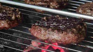 Hambúrguer na churrasqueira