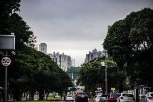 Campo Grande amanheceu com céu nublado, neste domingo