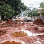 Rua Bueno, no bairro Aero Rancho, está intransitável após temporal