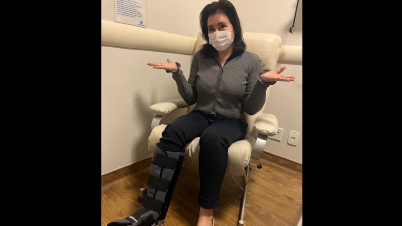 Pré-candidata à Presidente do Brasil, Simone Tebet (MDB) lesionou o pé