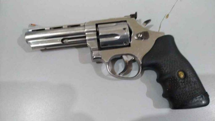 Suspeito de roubo estava com revólver furtado