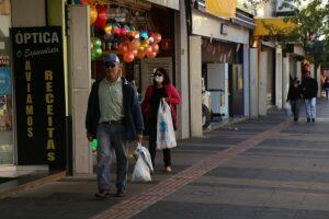 População faz compras no comércio durante feriado