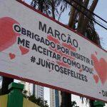 Prova de amor celebra 1 ano de namoro em outdoor de Campo Grande