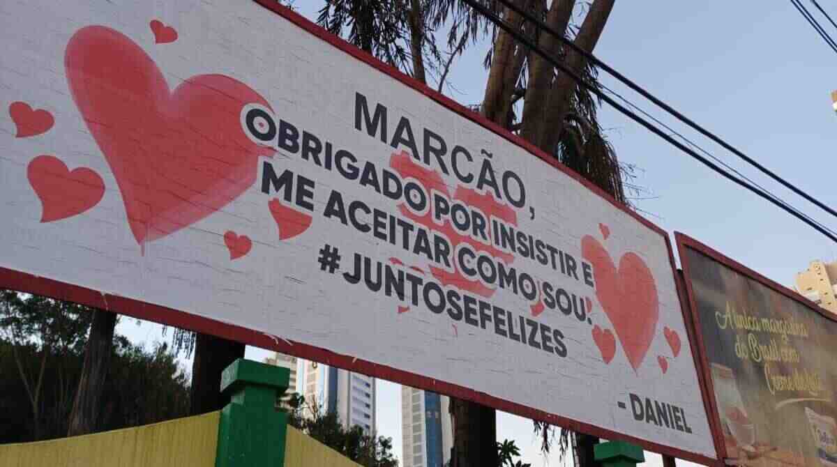Prova de amor celebra 1 ano de namoro em outdoor de Campo Grande