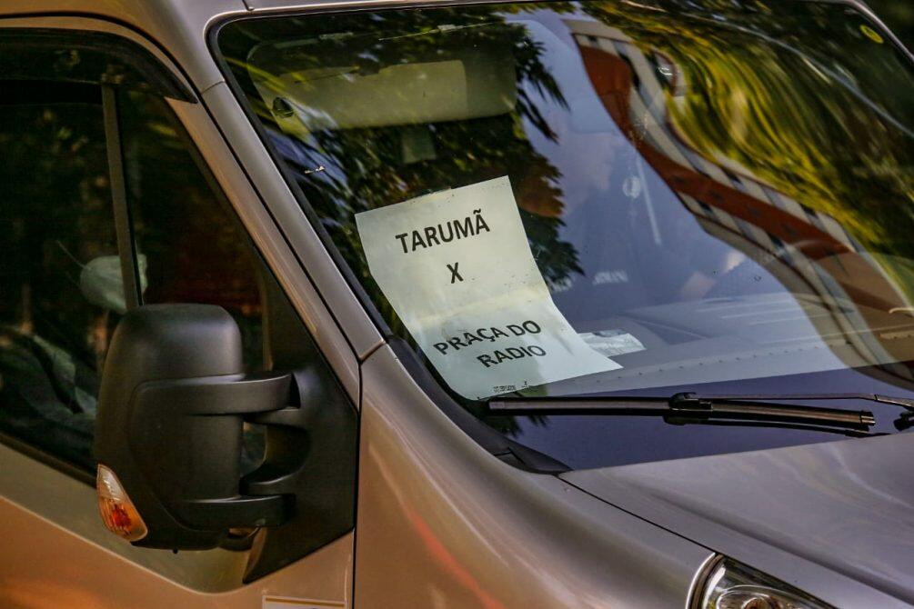 Van faz transporte de passageiros por conta da greve dos motoristas