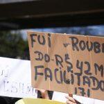 Prejuízo: manifestantes durante protesto contra a empresa em Campo Grande. Foto: Leonardo de Franç