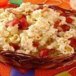 Pipoca com bacon, queijo e molho