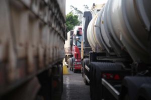 PM encontra carro usado em sequestro de caminhoneiro em Campo Grande