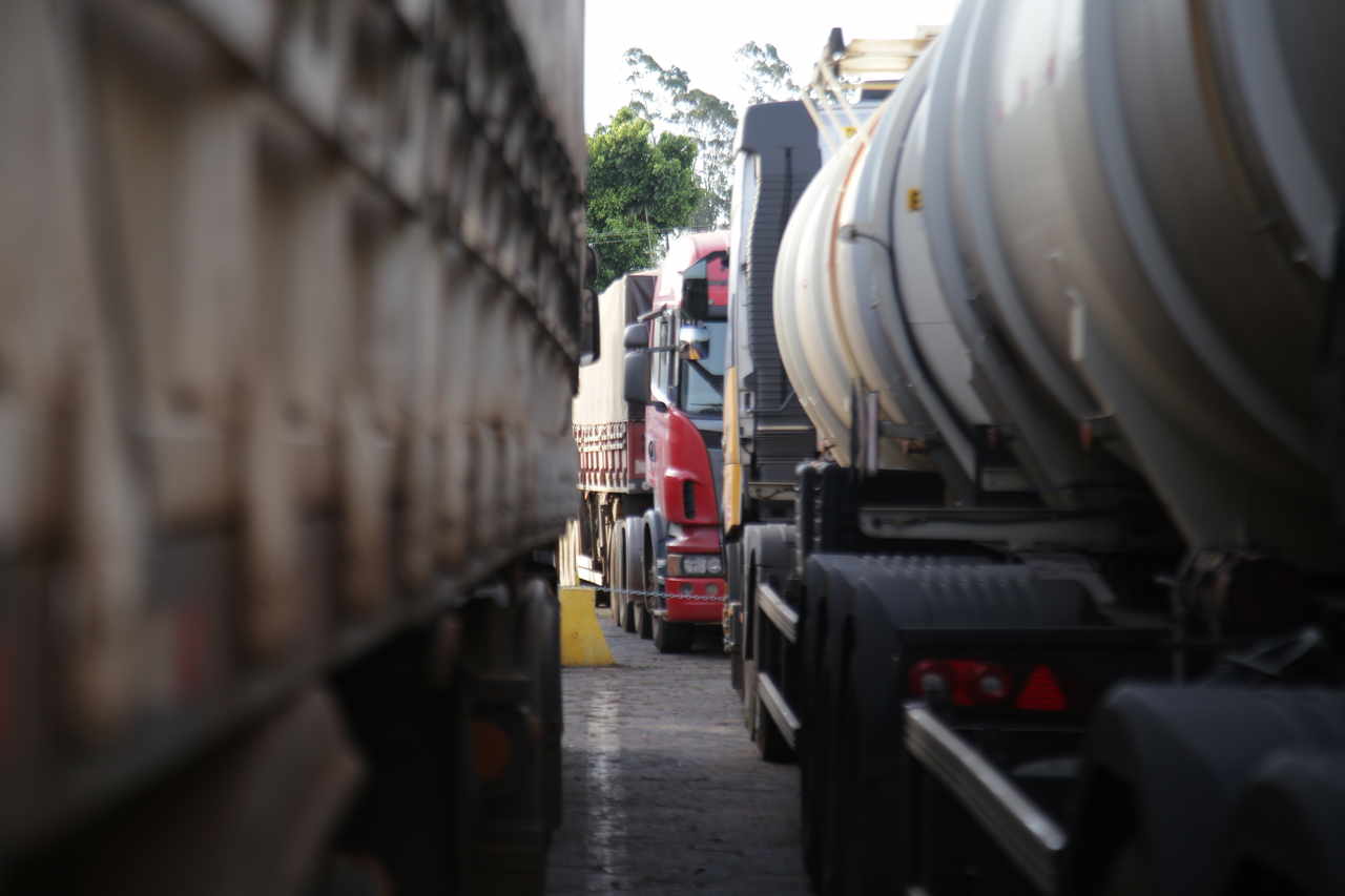 PM encontra carro usado em sequestro de caminhoneiro em Campo Grande