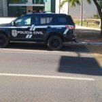 Viatura da Polícia Civil em frente ao prédio da Prefeitura