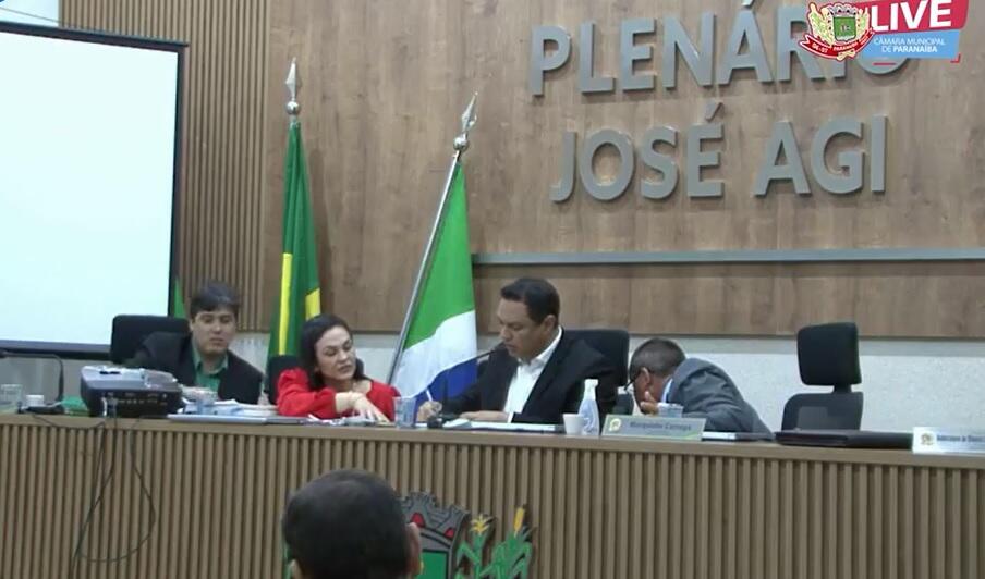 Vereadores durante sessão extraordinária