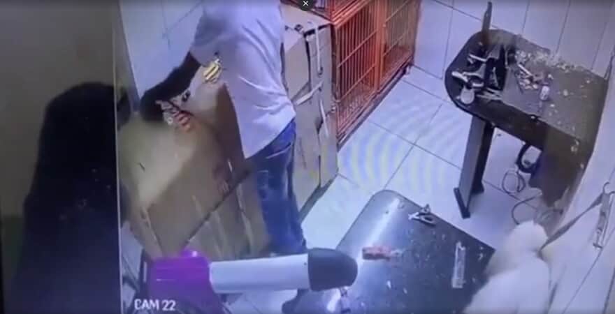 Imagens de câmera de segurança registraram ação de funcionário. Foto: Migalhas/Reprodução