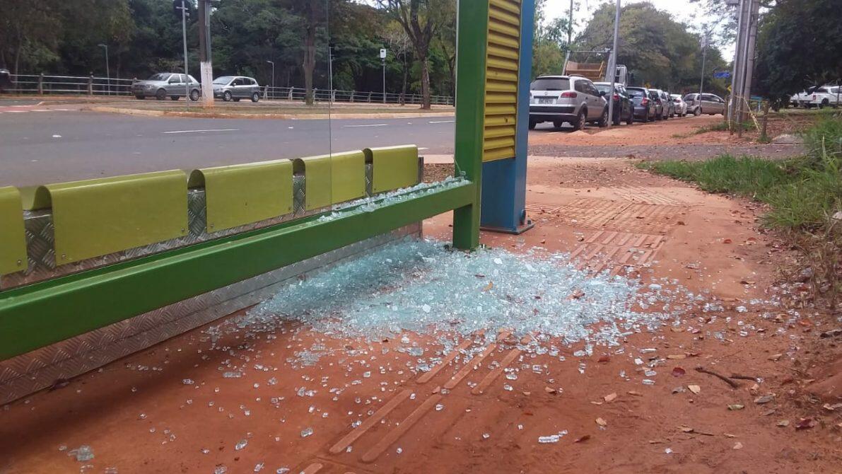 ponto de ônibus depredado