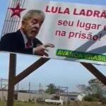Imagem mostra integrante do PT removendo placa