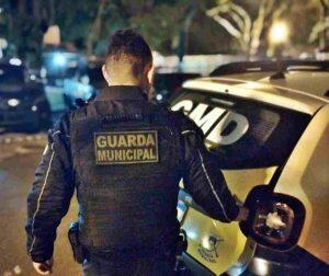 homem guarda municipal